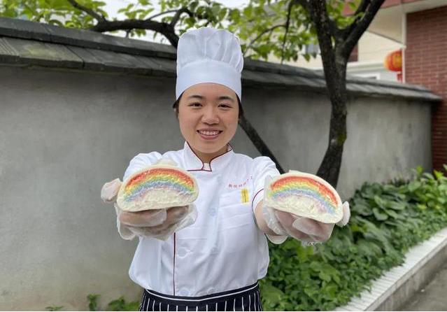 蘭州美女辭職做饅頭 一天賣近萬個(gè)